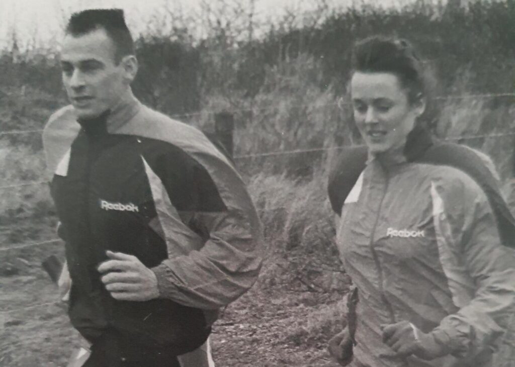Een rennede Jan Drik Hazeleger met naast hem een rennende vrouw