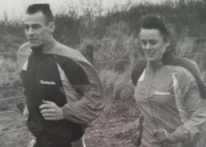 Een rennede Jan Drik Hazeleger met naast hem een rennende vrouw