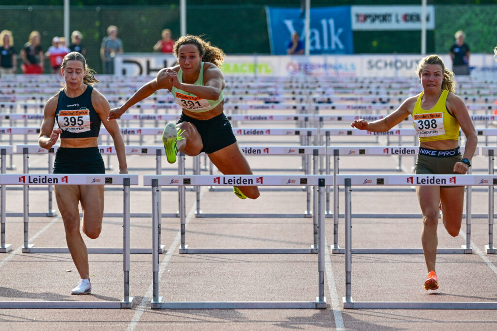 Maayke Tjin A-Lim springt over een horde.