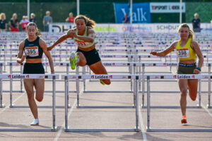 Maayke Tjin A-Lim springt over een horde.