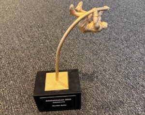 De Atletiekbokaal, een beeld van een polsstokhoogspringer.